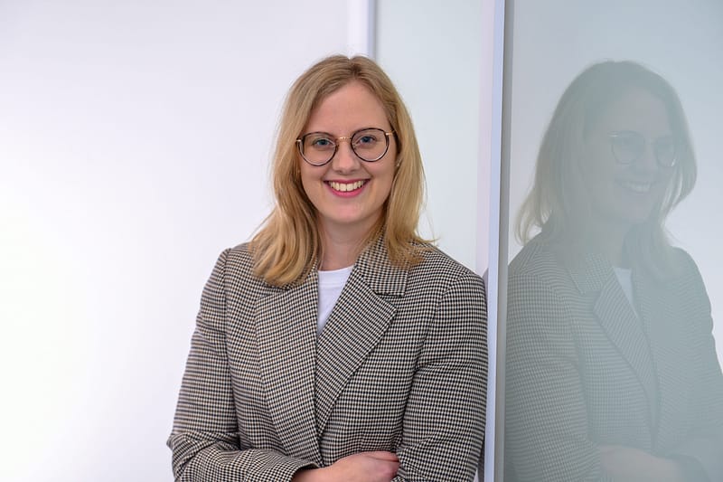 Jessica_Hassenzahl_Lächelnd_Blazer